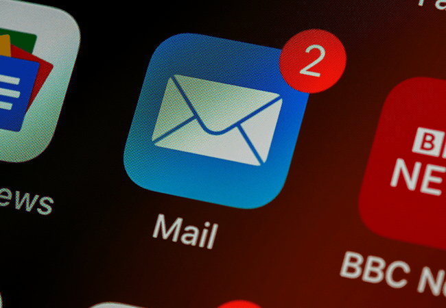 mail app with notification of two new emails